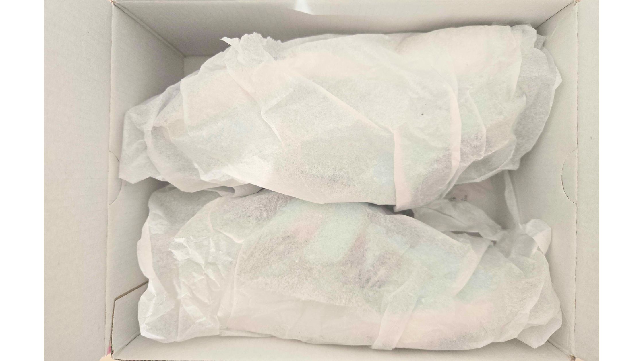 スニーカーを包む