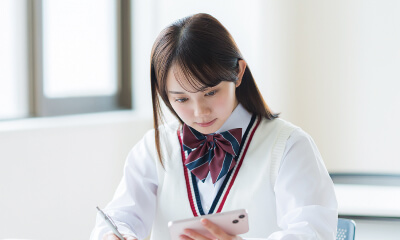 学校や学習塾で勉強している学生
